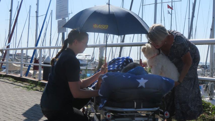 Hajo auf der Trage im Yachthafen