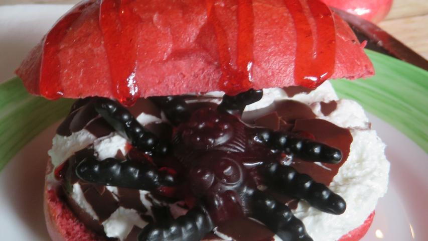 Schaumkussbrötchen mit einer Spinne aus Gummi