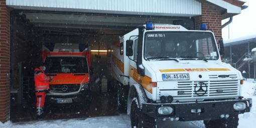 Der Unimog-Krankenwagen vor der Rettungswache Cismar Der Unimog-Krankenwagen vor der Rettungswache Cismar
