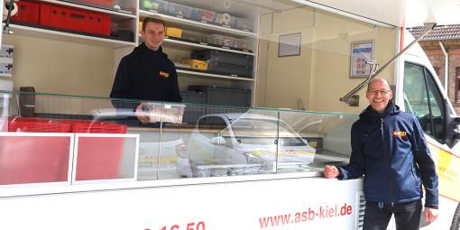 Constantin Knopf (links) und Wolfgang Mainz im und am neuen Verpflegungswagen des ASB Kiel. Constantin Knopf (links) und Wolfgang Mainz im und am neuen Verpflegungswagen des ASB Kiel.